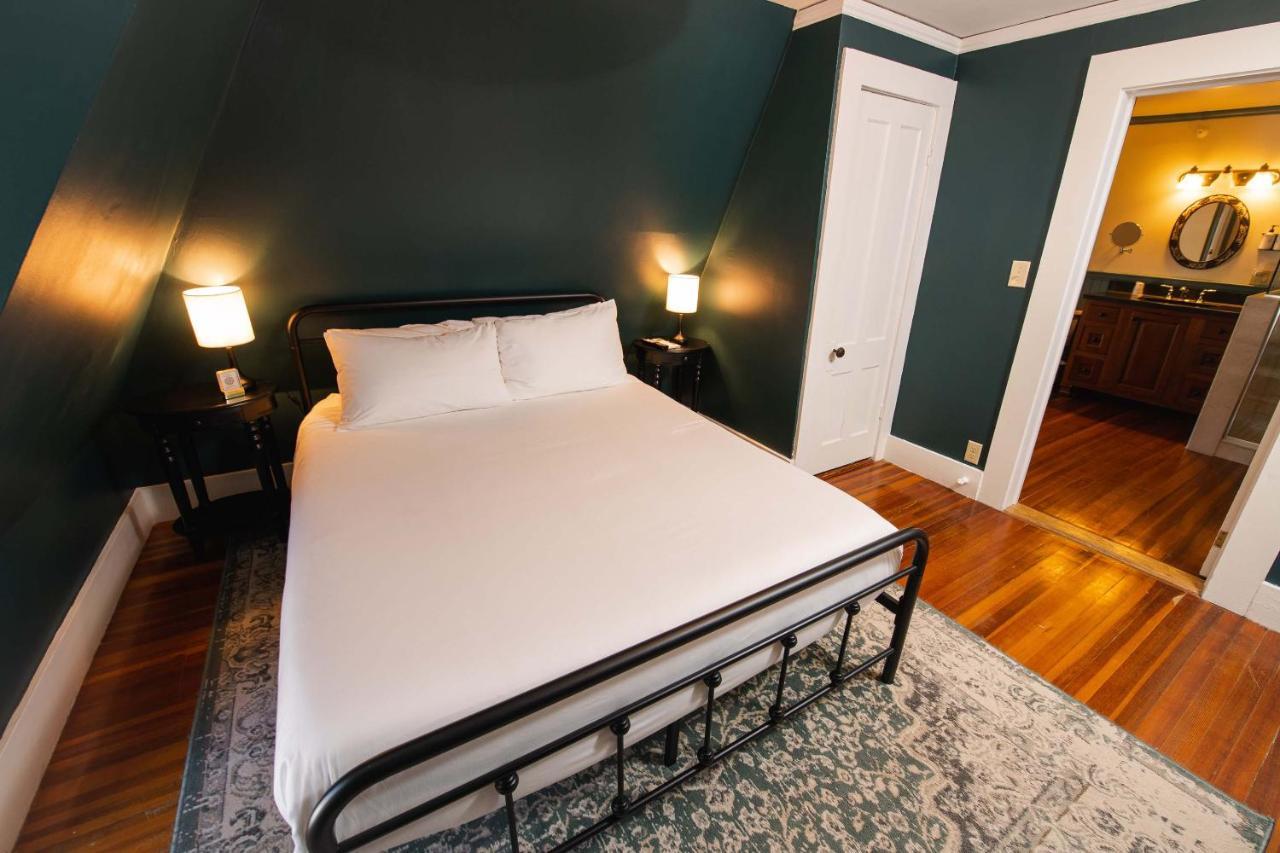 Bed and breakfast The Dewey By The Lenox Collection Extérieur photo